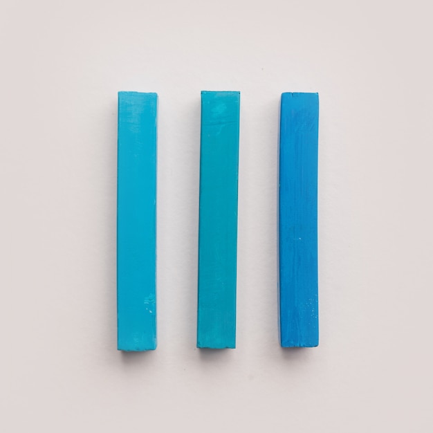 Tres piezas de tizas de crayón azul pastel