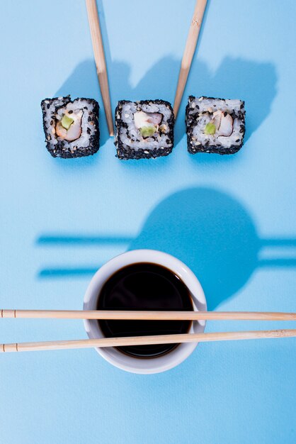 Tres rollos de sushi en la mesa