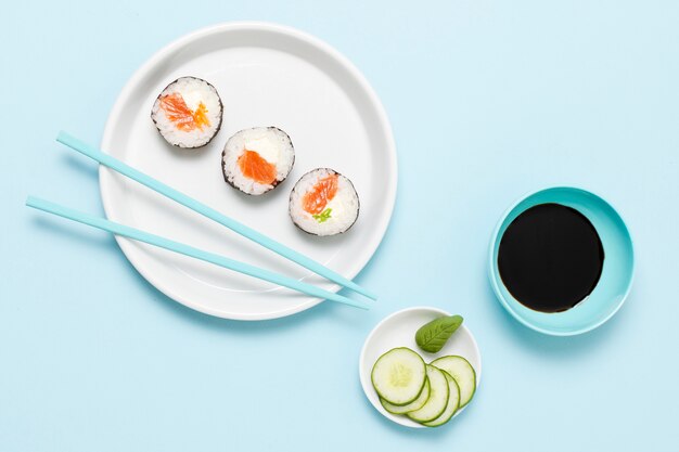 Tres rollos de sushi en plato