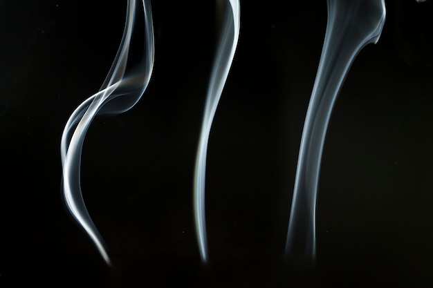 Foto gratuita tres siluetas de humo simples