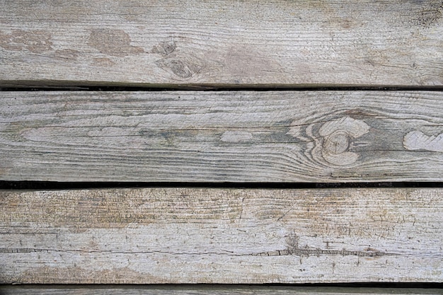 Tres tablas de madera con líneas horizontales. Fondo de madera