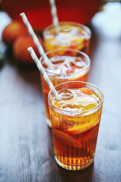 Tres tazas de jugo de durazno en la mesa