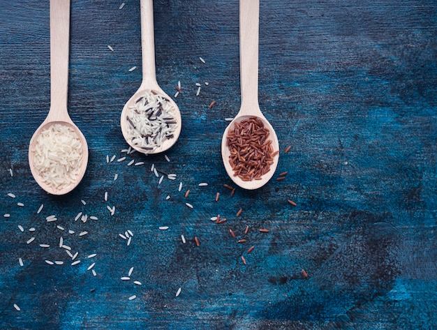 Tres tipos diferentes de arroz en cucharas.