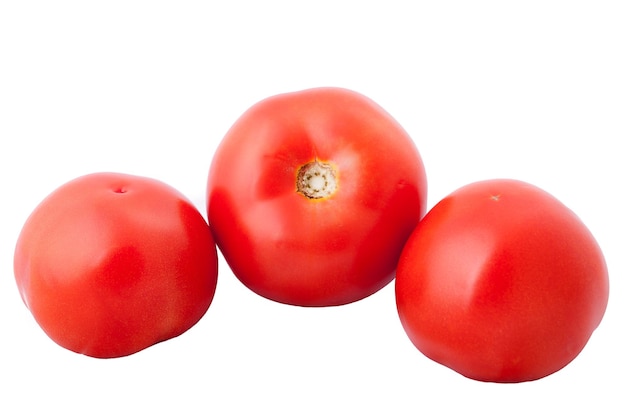 Tres tomates frescos aislado sobre fondo blanco.