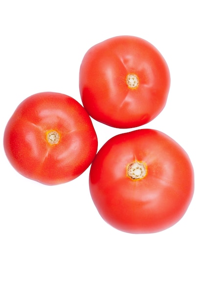 Tres tomates frescos y saludables aislados sobre fondo blanco. En la vista superior. Dieta saludable