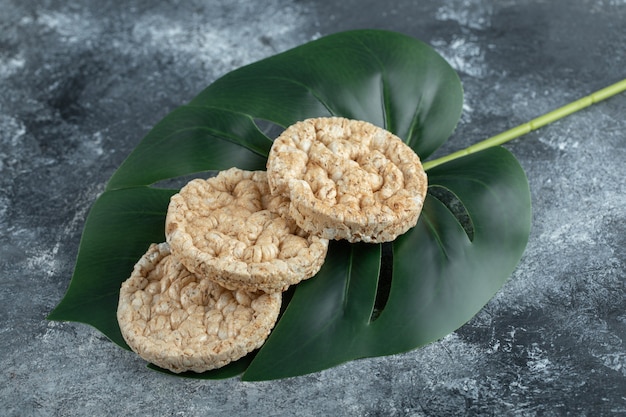 Tres tortas de arroz inflado en hoja verde