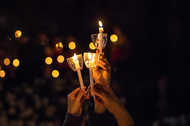 Foto gratuita tres velas en las manos