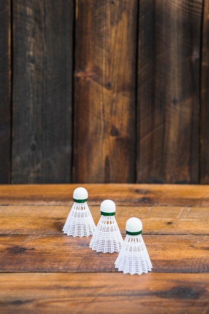 Tres volantes blancos en mesa de madera