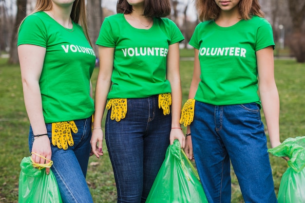 Tres voluntarios con bolsas de basura