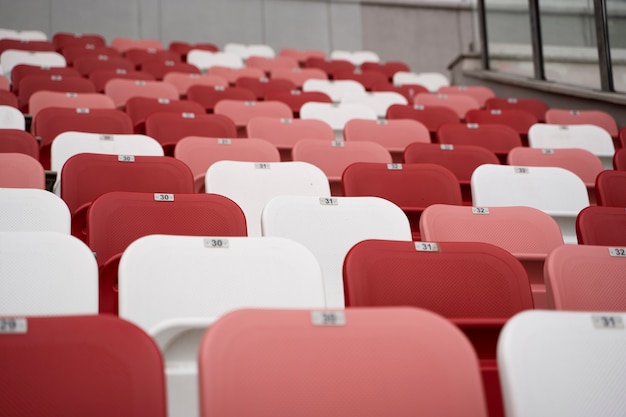 Foto gratuita tribunas rojas y blancas en la arena