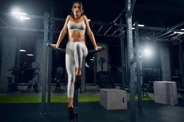 Foto gratuita tríceps de entrenamiento de mujer en el gimnasio