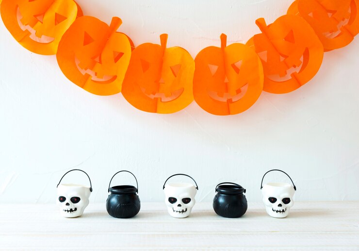 Foto gratuito trick or treat cubos cerca de garland