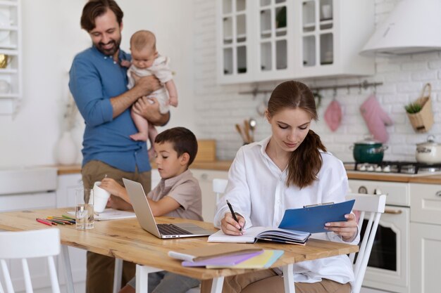 Trieng adulto para lograr el trabajo y la vida personal