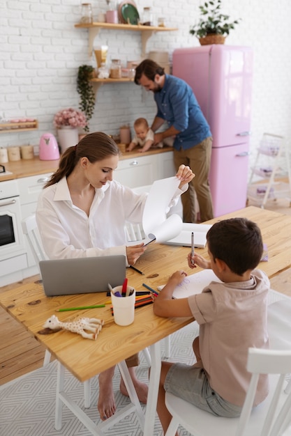 Foto gratuita trieng adulto para lograr el trabajo y la vida personal