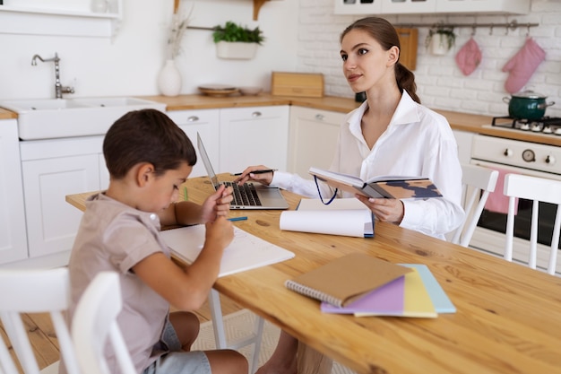 Foto gratuita trieng adulto para lograr el trabajo y la vida personal