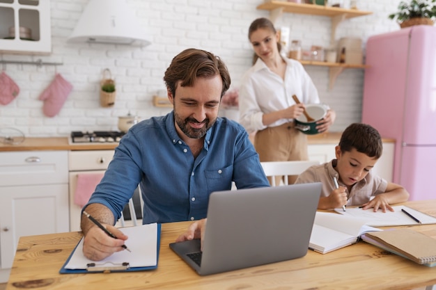 Foto gratuita trieng adulto para lograr el trabajo y la vida personal