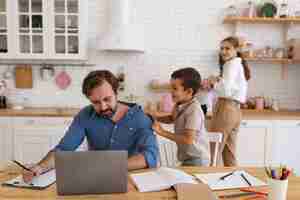 Foto gratuita trieng adulto para lograr el trabajo y la vida personal