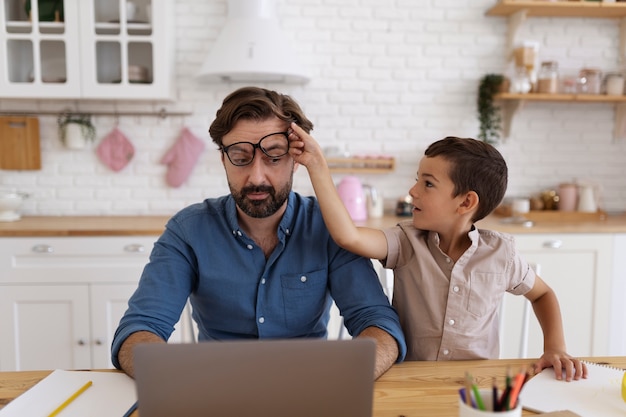 Foto gratuita trieng adulto para lograr el trabajo y la vida personal