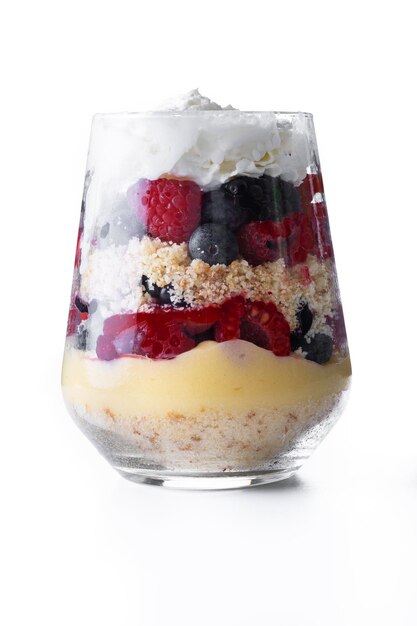 Trifle postre con bayas y crema aislado sobre fondo blanco Postre típico inglés