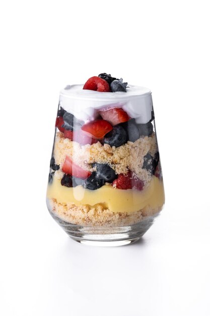 Trifle postre con bayas y crema aislado sobre fondo blanco.