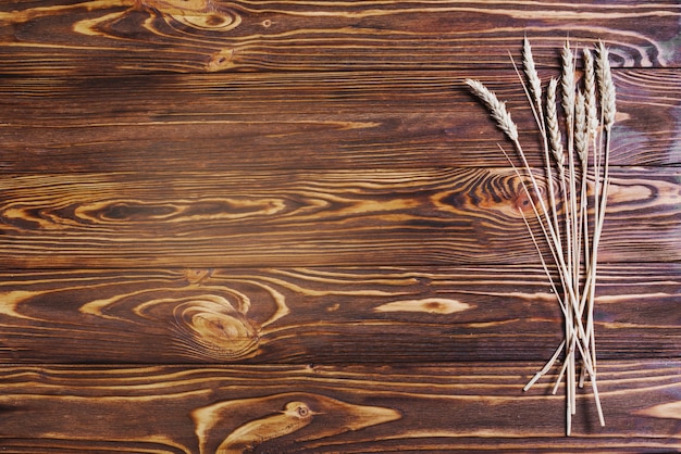 Foto gratuita trigo en superficie de madera