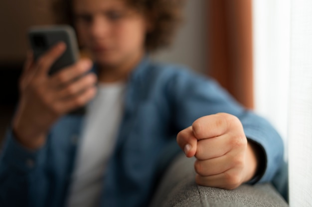 Triste adolescente siendo acosado cibernéticamente vista frontal