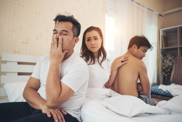 Triste cambio de mujer, chico, tiene muchos novios hablando en el dormitorio.