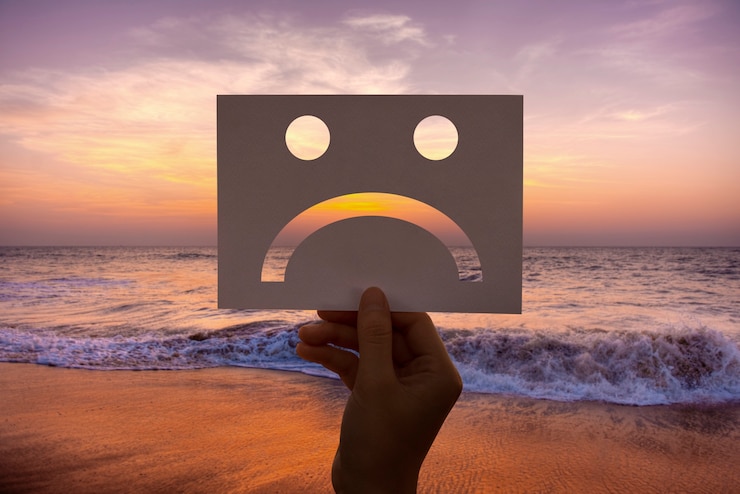 Foto gratuito triste deprimido fallido papel perforado