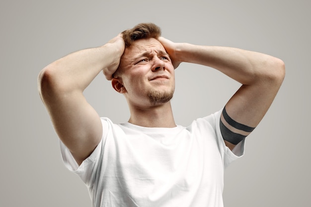 Foto gratuita triste joven con camiseta blanca