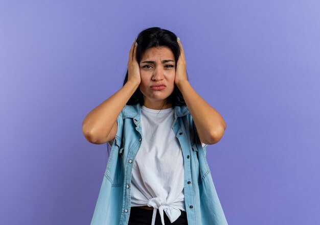 Foto gratuita triste joven caucásica sostiene la cabeza