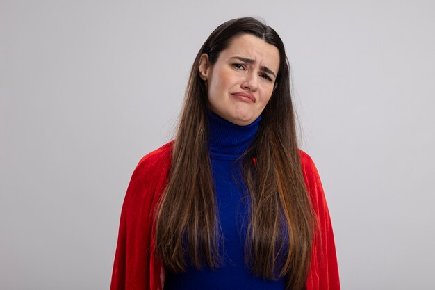 Triste joven superhéroe aislado sobre fondo blanco.