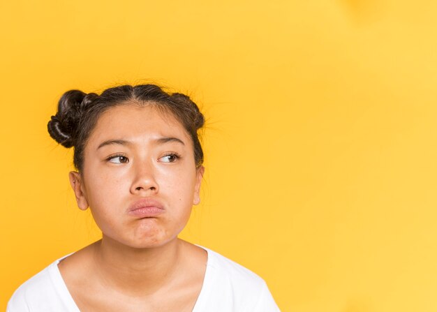 Triste mujer asiática con espacio de copia de cabello atado