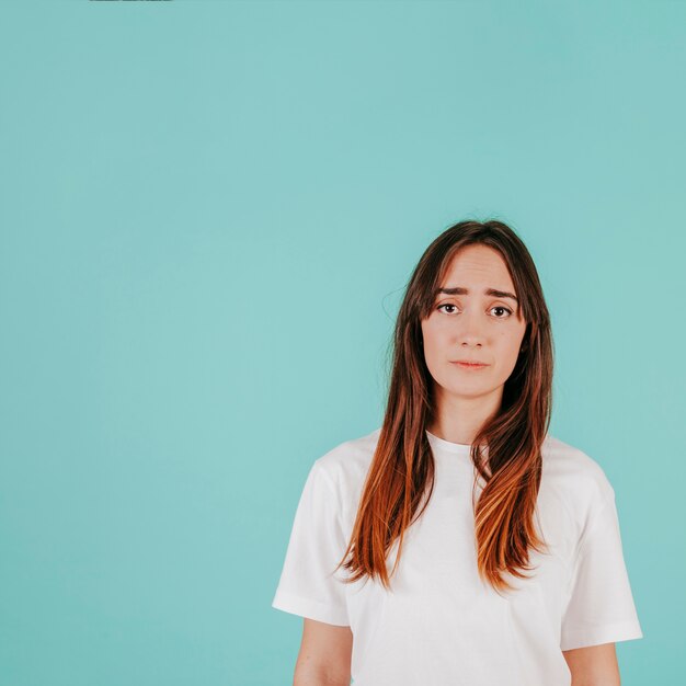 Triste mujer en camiseta blanca