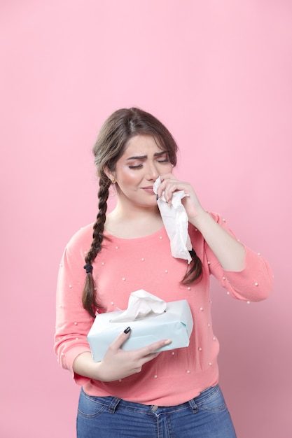 Foto gratuita triste mujer llorando mientras sostiene servilletas