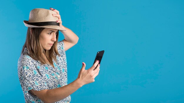 Triste mujer con teléfono y espacio de copia