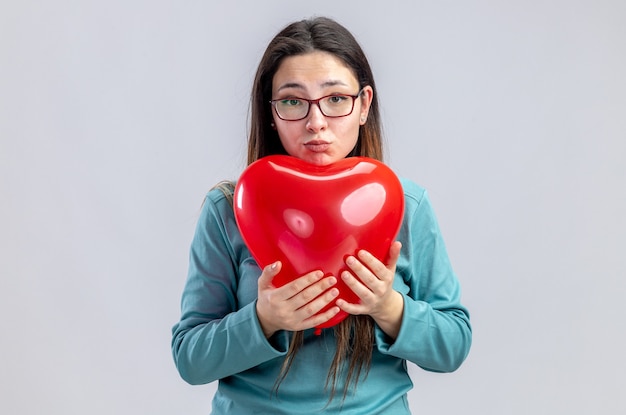 Foto gratuita triste niña en el día de san valentín con globo de corazón aislado sobre fondo blanco.