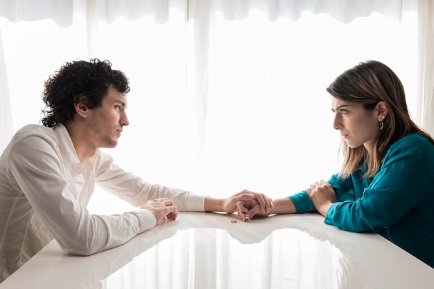 Triste pareja cogidos de la mano