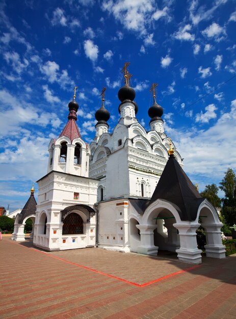 Troitskiy monasterio en Murom en verano