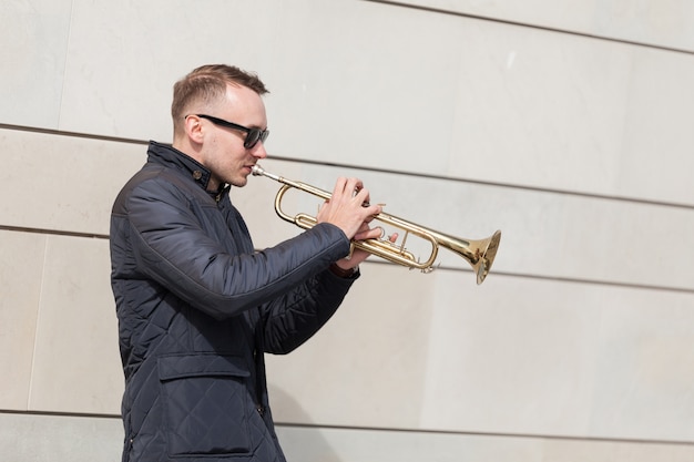 Trompetista tocando al aire libre