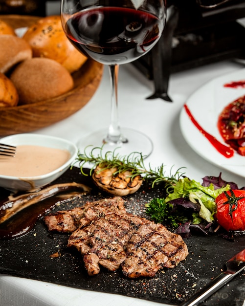 Foto gratuita trozo de carne frita en el plato