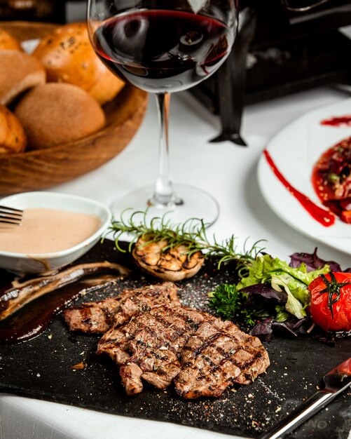 Trozo de carne frita en el plato