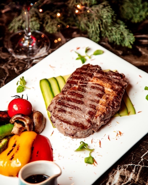 Trozo de carne frita y verduras con setas fritas