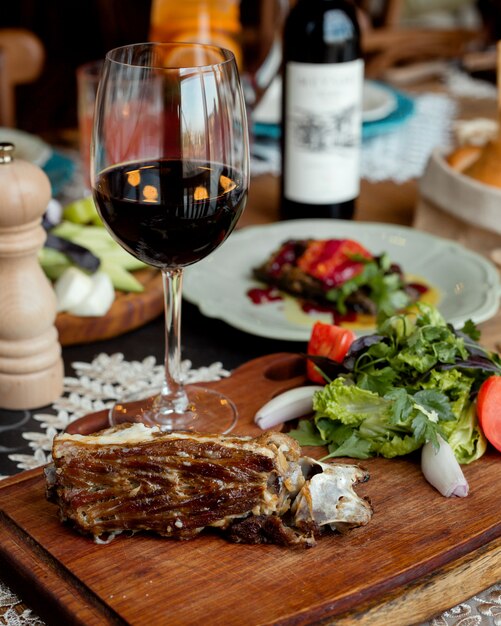 Trozo de carne frita con verduras sobre la mesa