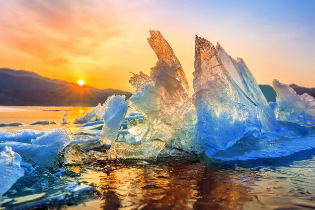 Trozo de hielo muy grande y hermoso al amanecer en invierno.