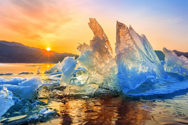 Trozo de hielo muy grande y hermoso al amanecer en invierno.