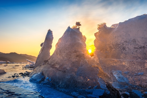 Trozo de hielo muy grande y hermoso al amanecer en invierno