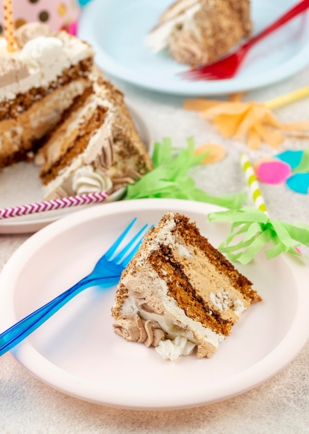 Foto gratuita trozo de pastel de ángulo alto en disposición de plato