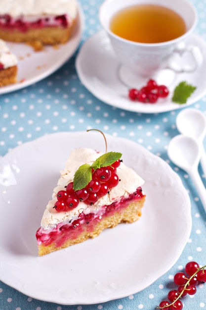 Foto gratuita un trozo de pastel de merengue de grosella roja