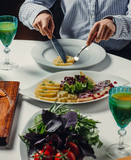 Foto gratuita trozo de patata hervida en el plato