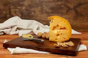 Foto gratuita trozo de queso sabroso en un tablero